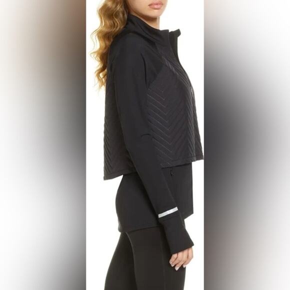 Sweaty Betty Fast Track Thermal Running Jacket in Black. - Picture 3 of 11